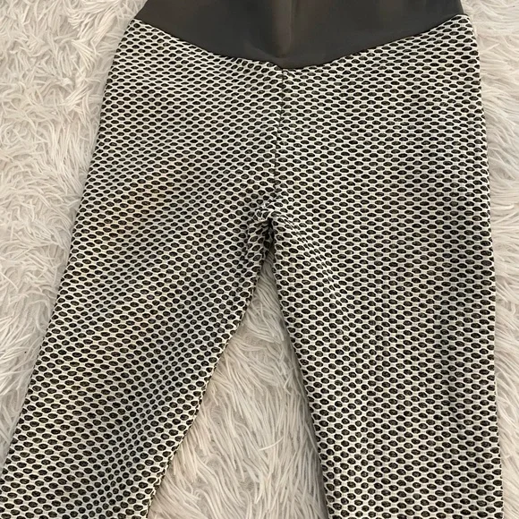 Viral leggings. Never worn - Picture 2 of 5